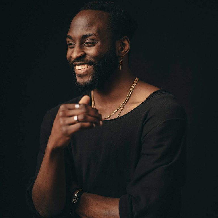 Portrait eines lachenden Mannes im Studio 