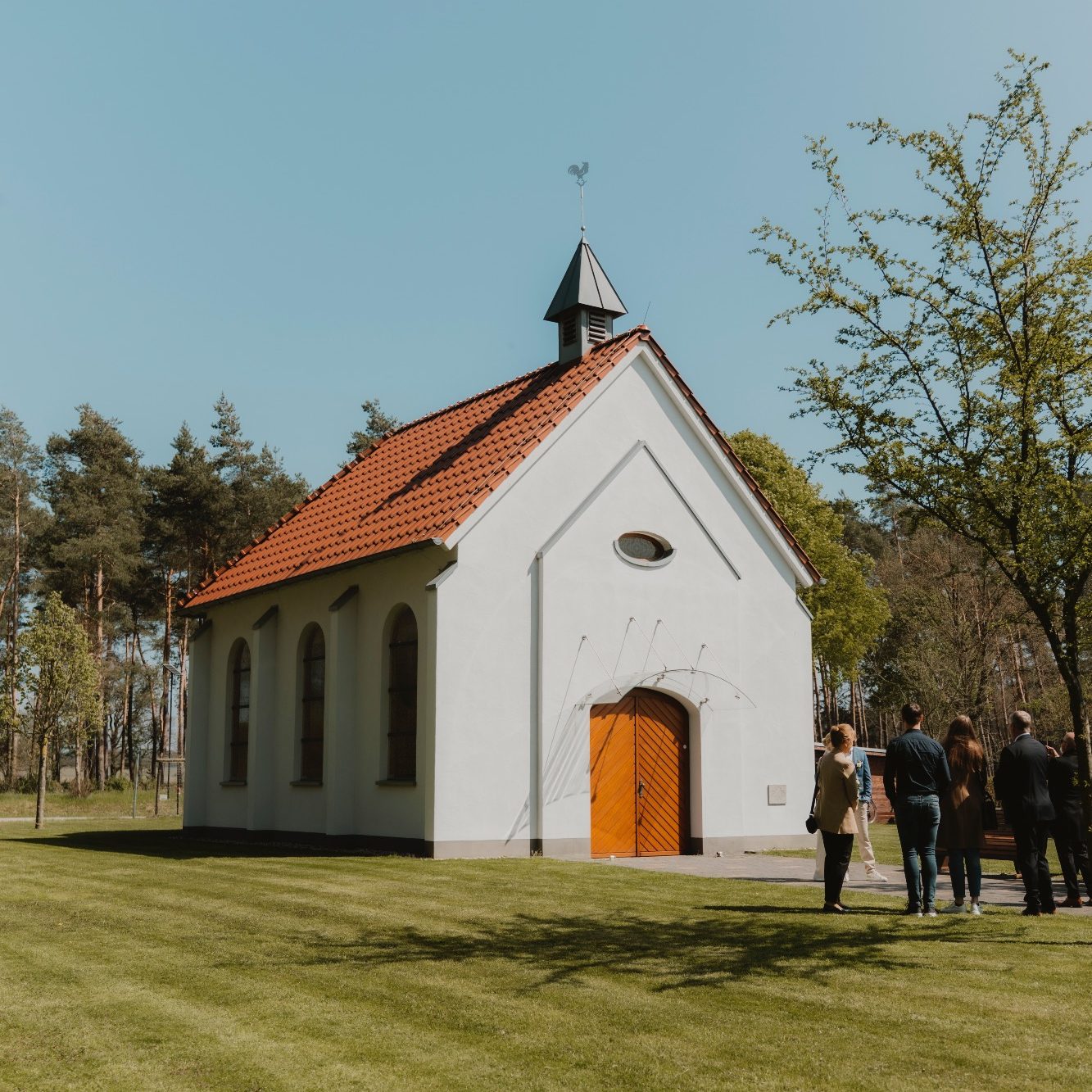 Hochzeitslocation Hövelsenner Kapelle Historische Hövelsenner Kapelle in Hövelhof während einer Frühlingshochzeit