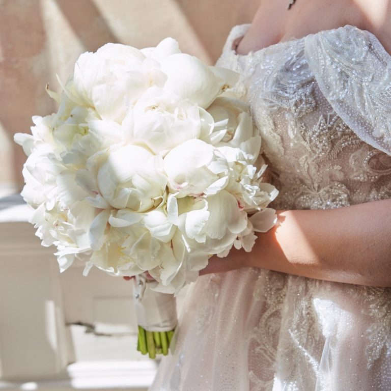 Braut mit Blumenstrauß beim Getting Ready am Hochzeitsmorgen in Bielefeld