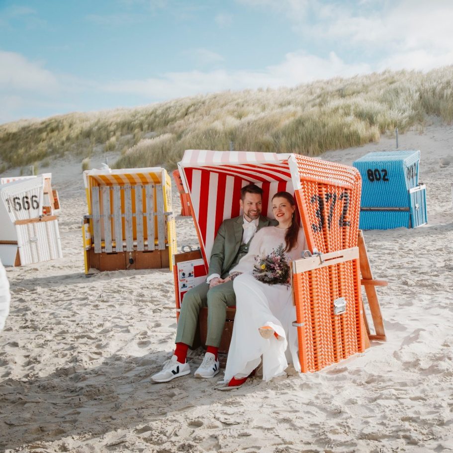 Hochzeitspaar im Strandkorb auf Langeoog