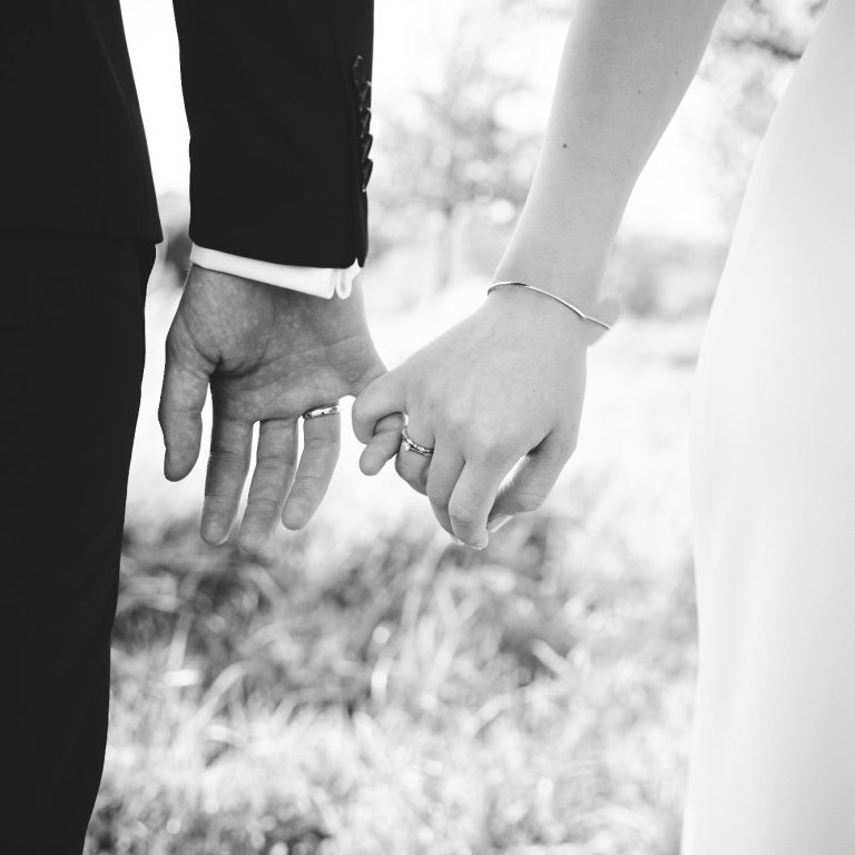 Hochzeitspaar Hand in Hand in Verl