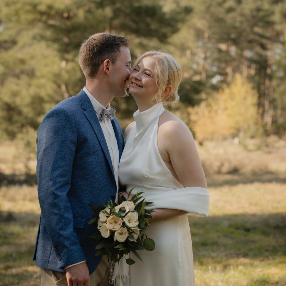 Hochzeitsfotografie bei den Emsquellen in Hövelhof Natürliches Paarporträt des Brautpaares in der Moosheide in Ostwestfalen-Lippe