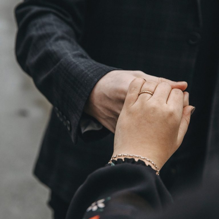 Verlobungsshooting mit Fokus auf Hochzeitsringe in Paderborn