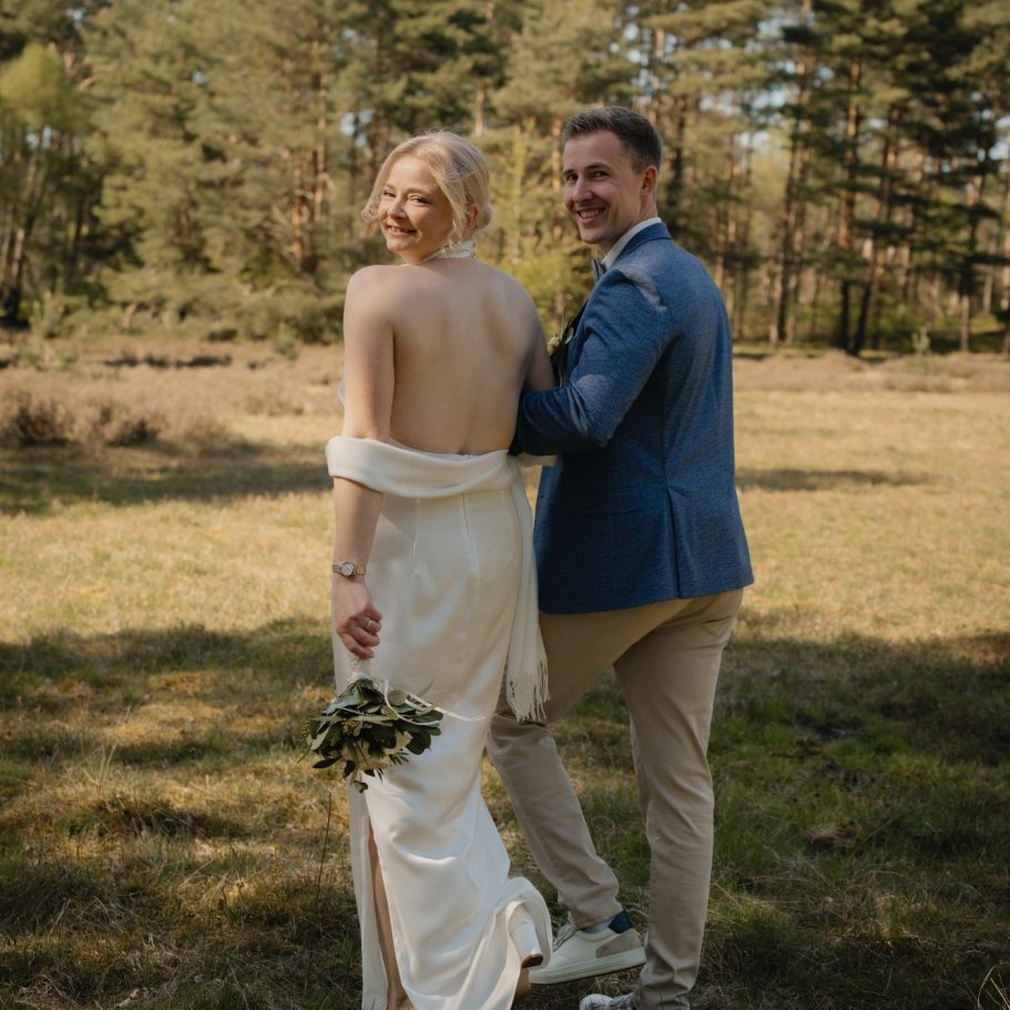 Hochzeitspaar in der Senne bei Paderborn im Frühling Hochzeitspaar in der Senne bei Paderborn im Frühling auf der grünen Wiese