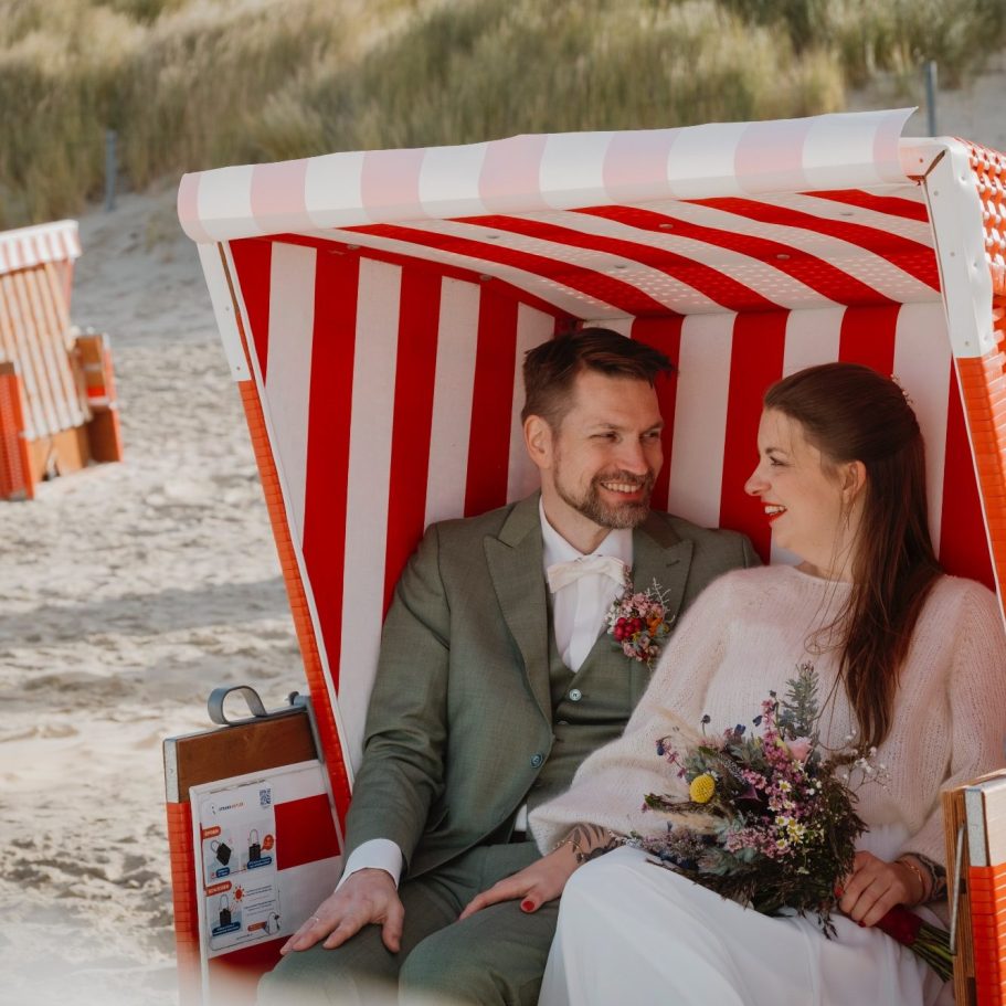 Paarshooting im Strandkorb auf Langeoog Authentisches Paarshooting im Strandkorb am Strand von Langeoog, festgehalten von einer Hochzeitsfotografin aus Bielefeld