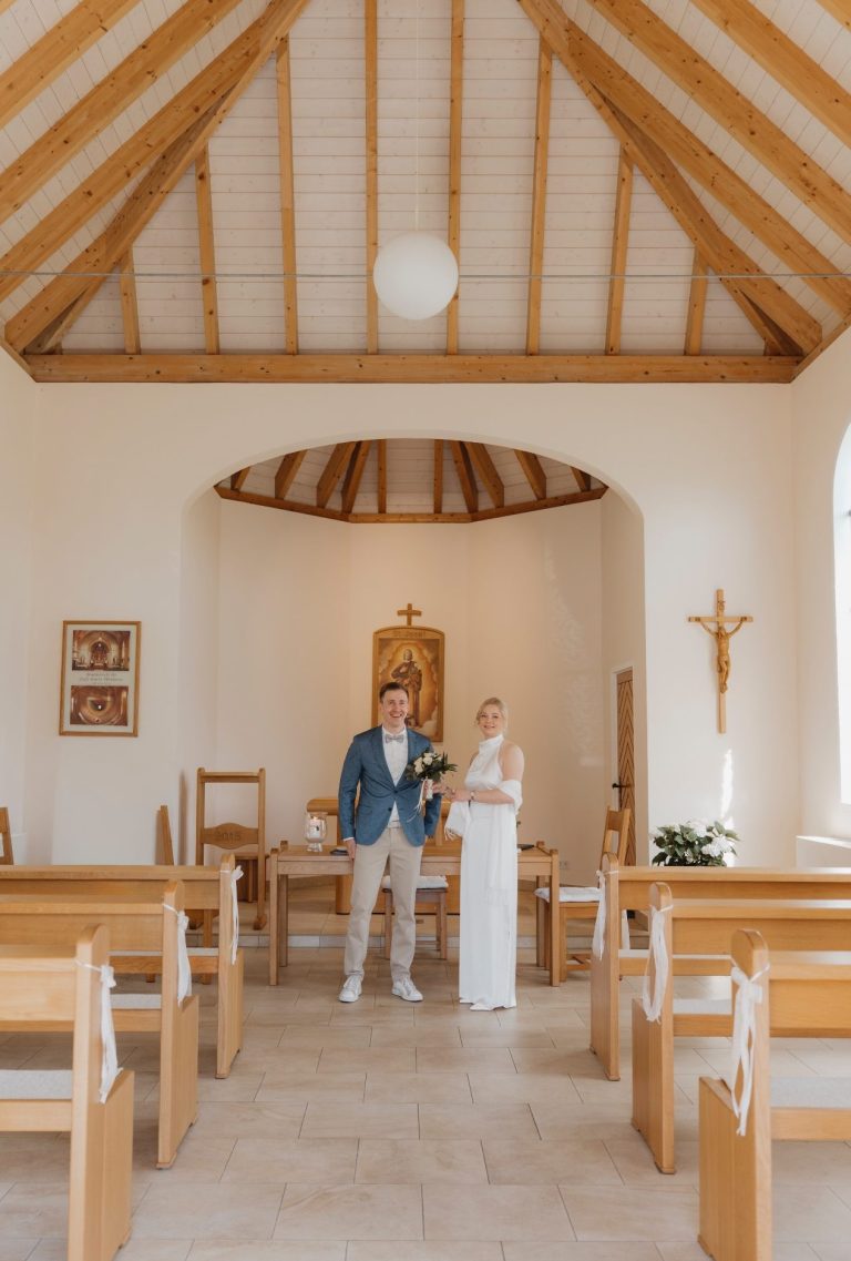 Hochzeitsfotografie Hövelhof. Brautpaar in der leeren Kapelle Brautpaar steht nach der standesamtlichen Trauung allein in der leeren Hövelsenner Kapelle in Hövelhof