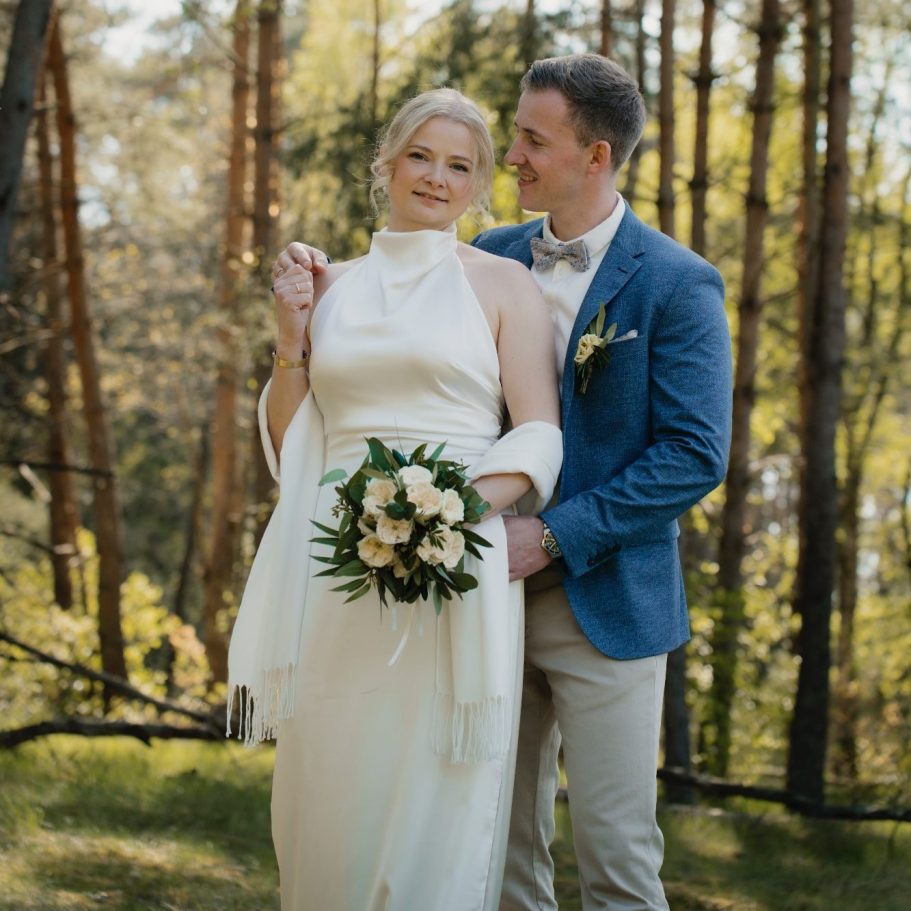 Hochzeitspaar in der Natur