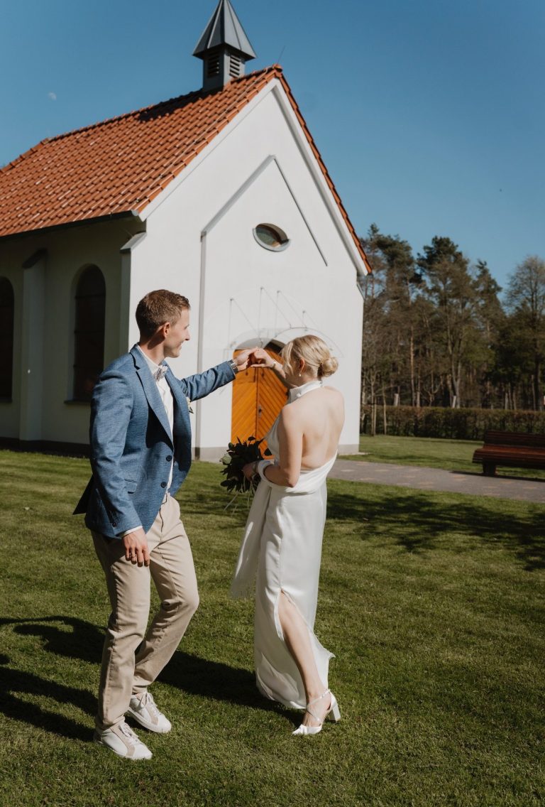 Brautpaarshooting nach der Trauung Natürliches Paarshooting vor der Hövelsenner Kapelle in Hövelhof nach der Zeremonie mit der Hochzeitsfotografin