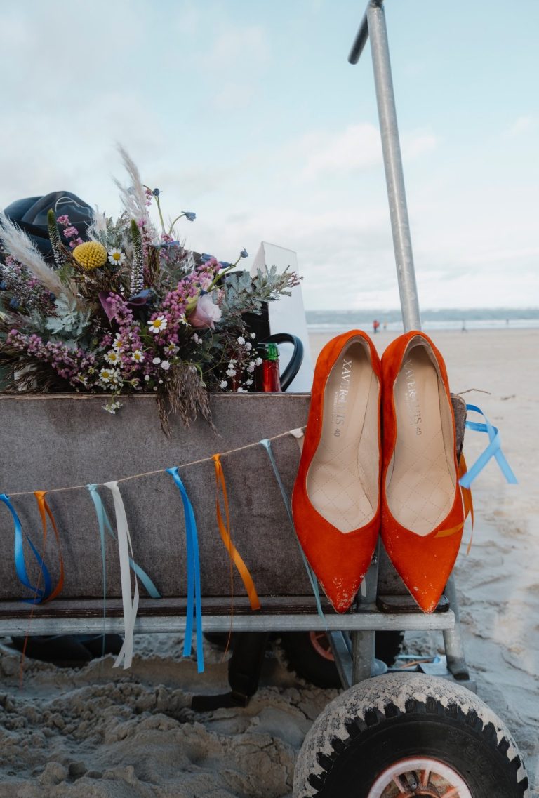 Brautschuhe am Strand auf Langeoog Detailaufnahme der Brautschuhe am Strand von Langeoog während der Hochzeitsreportage