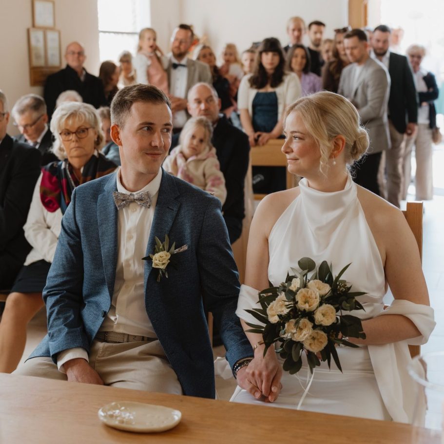 Brautpaar während der standesamtlichen Trauung Brautpaar während der standesamtlichen Trauung in der Hövelsenner Kapelle in Hövelhof festgehalten von Hochzeitsfotografin Selina