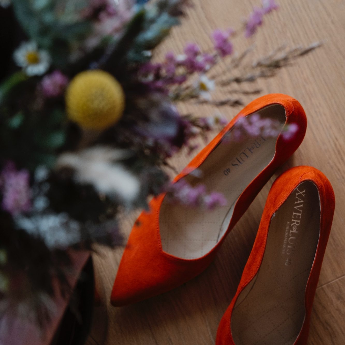 Brautschuhe und Hochzeitsdetails Brautschuhe und Hochzeitsdetails, fotografiert von einer Hochzeitsfotografin aus Bielefeld