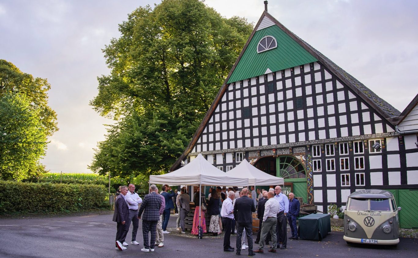 Uphof in Bielefeld – Hochzeitslocation im Grünen Außenansicht des historischen Bauernhofs Uphof in Bielefeld-Jöllenbeck, beliebte Location für freie Trauungen und Hochzeitsfeiern