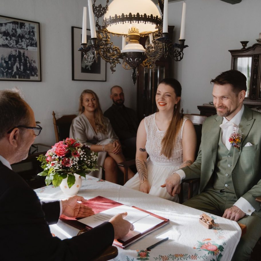 Standesamtliche Trauung im Seemannshus auf Langeoog Standesamtliche Trauung im historischen Seemannshus auf Langeoog mit Familie und Freunden festgehalten von Hochzeitsfotografin Selina