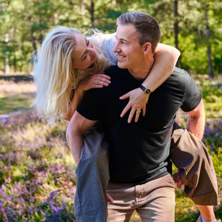 Engagement Shooting zur Heideblüte in Hövelhof im Kreis Paderborn Romantisches Engagement Shooting zur Heideblüte in OWL. Natürliche, emotionale Paarfotos in der blühenden Heidelandlandschaft