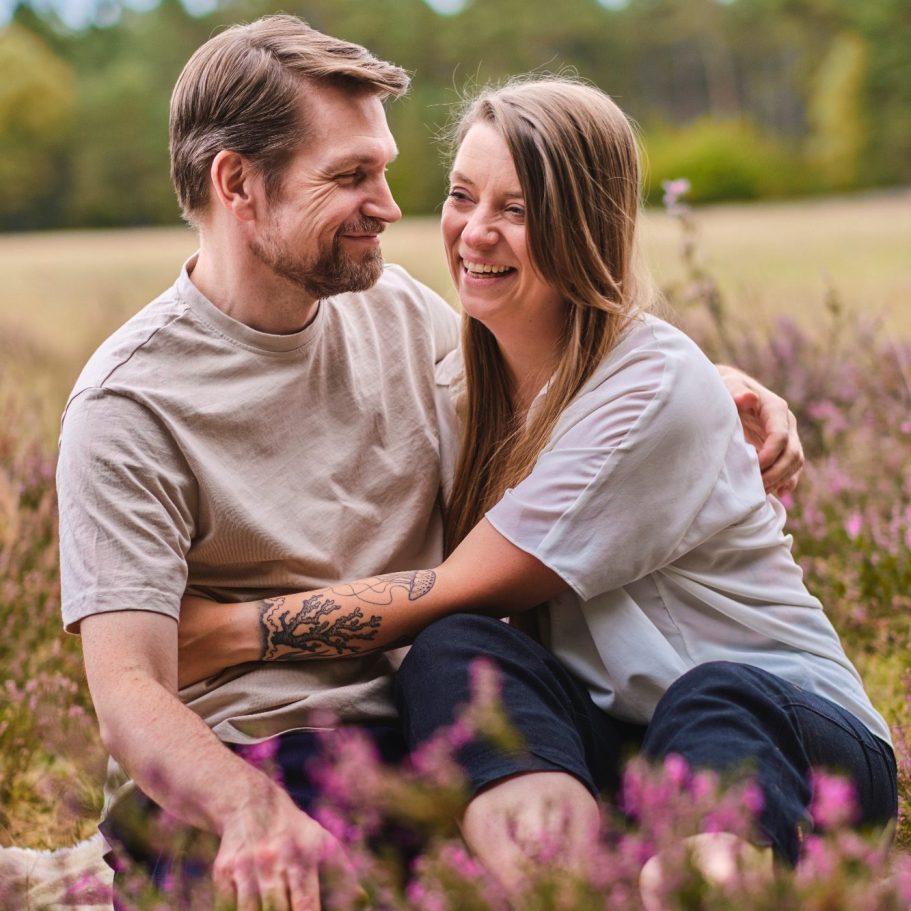 Paarshooting in der Heide bei Paderborn Authentisches Paarshooting zwischen den Heideblüten in der Moosheide bei Paderborn, fotografiert von einer Hochzeitsfotografin aus Bielefeld