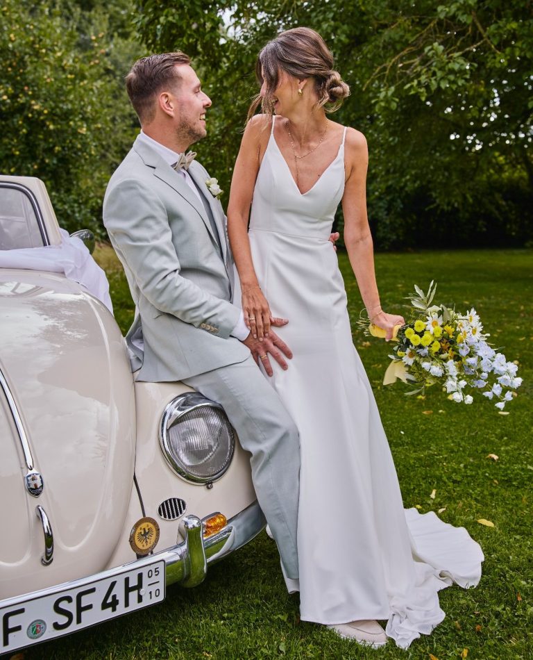 Foto von Hochzeitspaar an einem Oldtimer in Bielefeld
