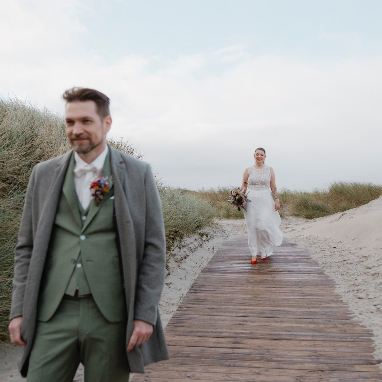 First Look am Strand Langeoog Das Brautpaar sieht sich zum ersten Mal am Strand zwischen den Dünen auf Langeoog vor der standesamtlichen Trauung
