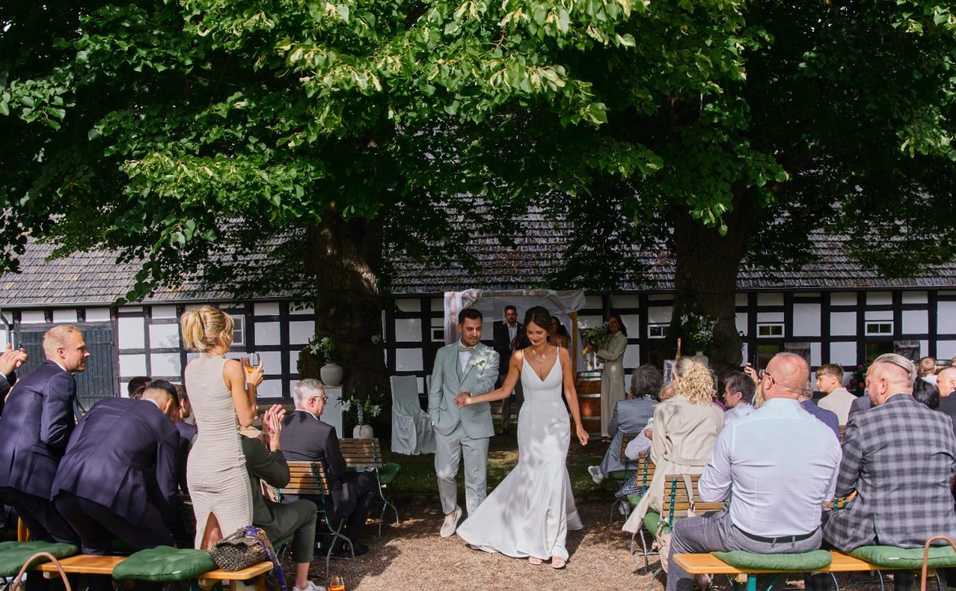 Freie Trauung im Garten des Uphofs in Bielefeld Gartenbereich des Uphofs in Bielefeld für freie Trauungen und Hochzeitsfeiern im Sommer