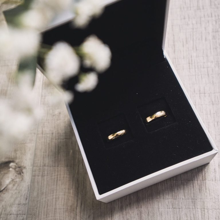 Detailaufnahme von Hochzeitsringen