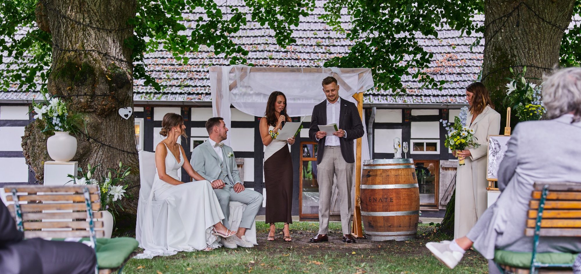 Freie Trauung unter alten Linden auf dem Uphof Freie Trauung im Grünen auf dem Uphof in Bielefeld unter alten Linden im Sommer