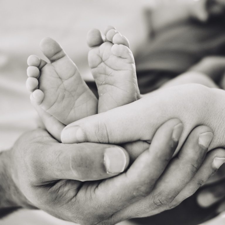 Babyfüße beim Geburtsshooting