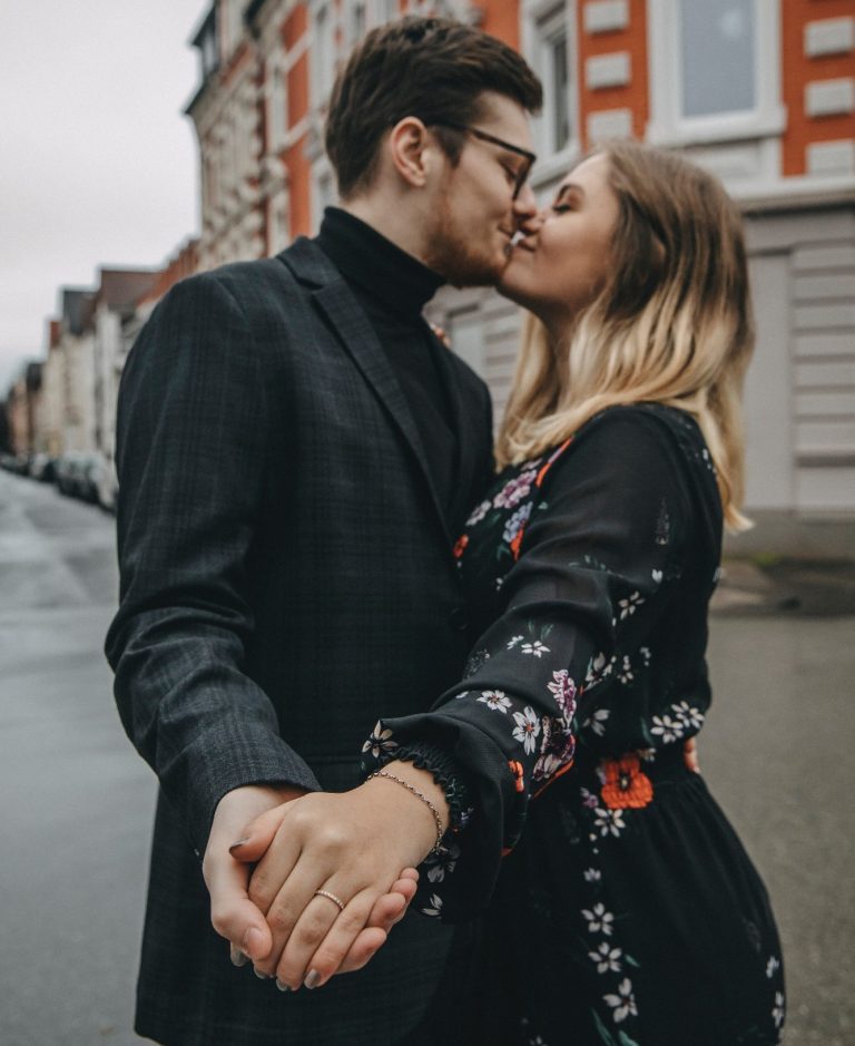 Pre-Wedding-Shooting in Paderborn mit Fokus auf dem Verlobungsring