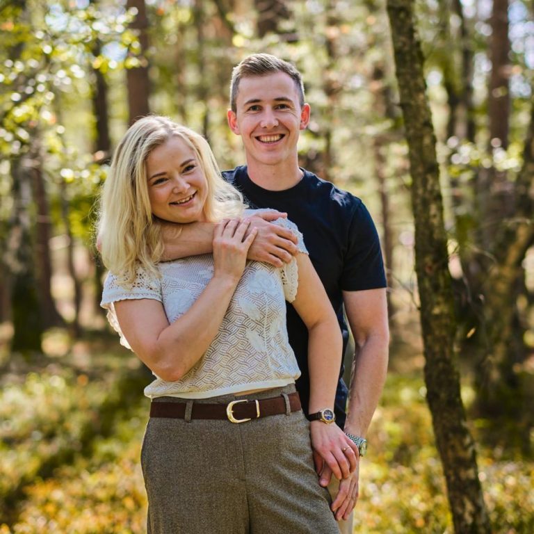Verlobungsshooting mit Hochzeitsfotografin Selina in Hövelhof Verlobungsshooting in der Senne im Kreis Bielefeld im Sommer zwischen Bäumen